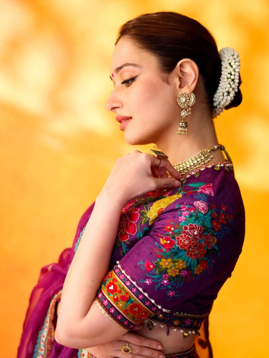 lehenga-blouse-design-ideas-for-chubby-women-this-wedding-season