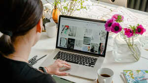 अपनी ऑफिस डेस्क को कैसे करें डेकोरेट