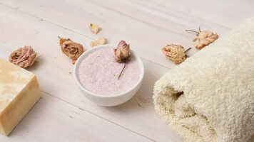 बेस्ट बॉडी स्क्रब जो आपकी त्वचा की रूखापन दूर करें और उसे पेंपर करें