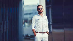 परफेक्ट वाइट पैंट कॉम्बिनेशन शर्ट के साथ अपने प्रोफेशनल लुक को बनाए बेहतर