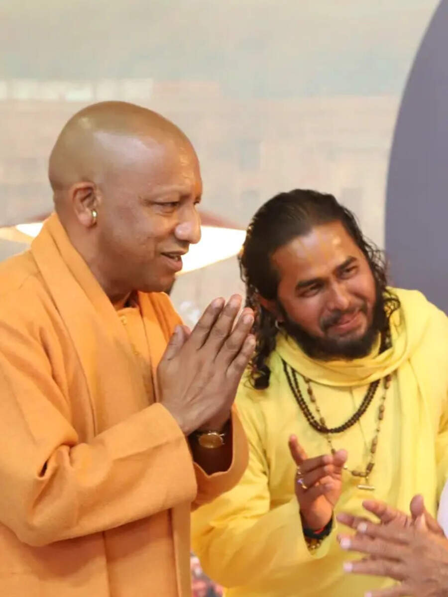 साये की तरह CM योगी के रहता है साथ, जानें कौन और कितना पढ़ा है ये शख्स ...