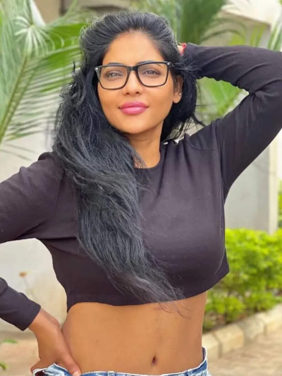  லோ ஹிப் ஆடையில்.. ரேஷ்மா பசுபுலேட்டி! 