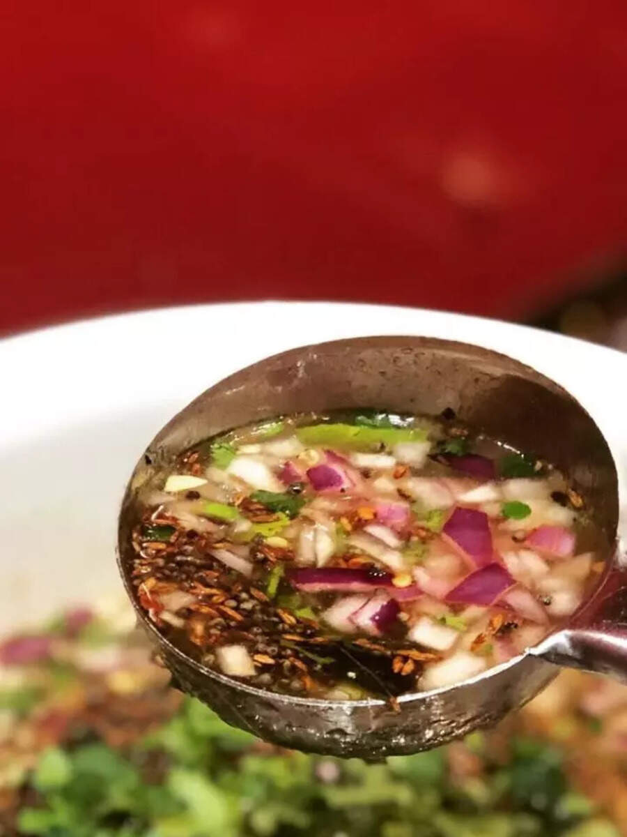  பத்தே நிமிஷத்தில் செய்யலாம்... ஆந்திரா ஃபேமஸ் பச்ச புளி ரசம்! 