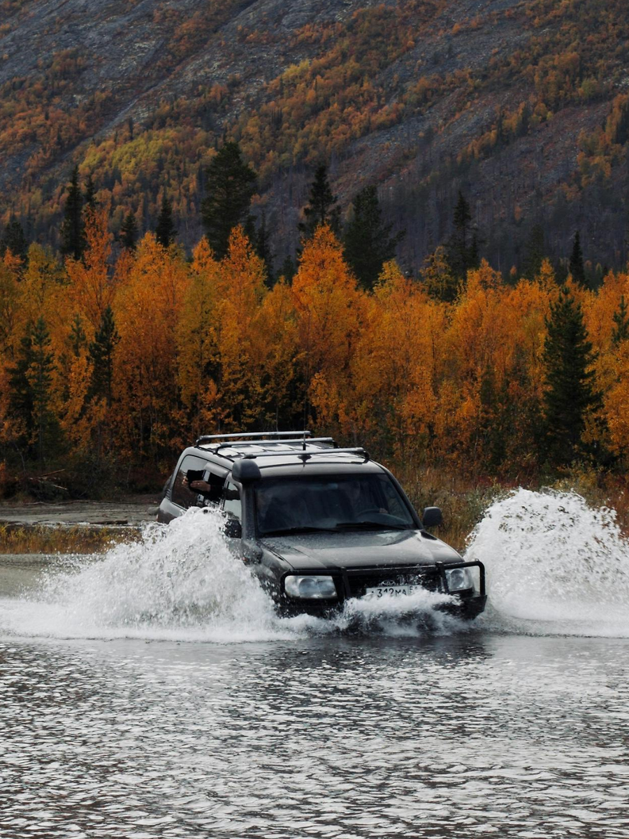 5 SUVs With Highest Water Wading Capacity: Land Rover Defender, Jeep ...