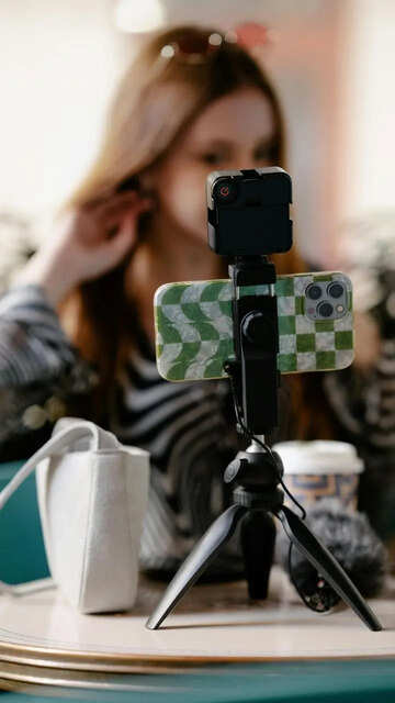 बच्चे के हाथ में फोन देने से पहले इन जरूरी बातों पर करें गौर