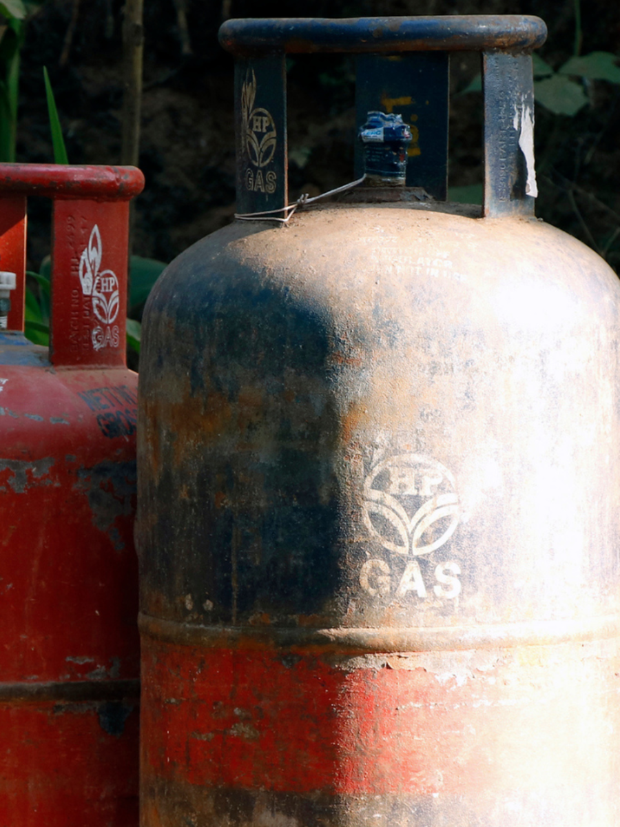  Gas Cylinder Price: ஏப்ரல் 1 இன்று முதல் எல்.பி.ஜி கேஸ் சிலிண்டர் விலையில் அதிரடி மாற்றம்! 