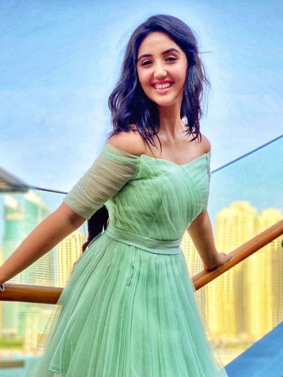 TV actress Ashnoor Kaur's ways to rock short dresses | Zoom TV