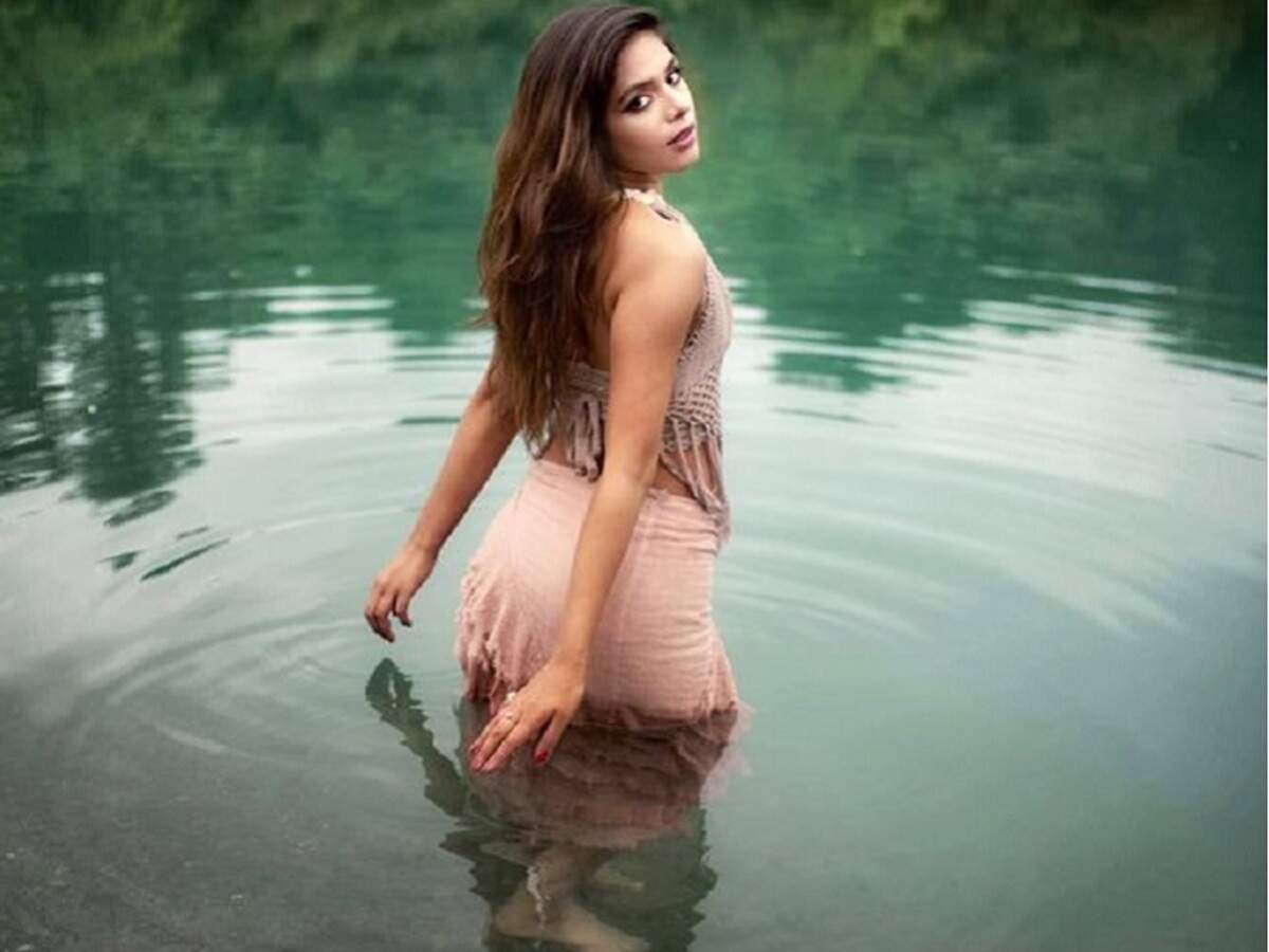 Pranati Rai Prakash heats up the temperature with her swimming video; watch now!