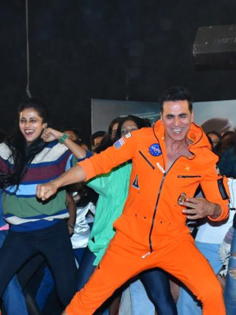 Why Akshay Kumar always has one pant leg up to his knees? | Zoom TV