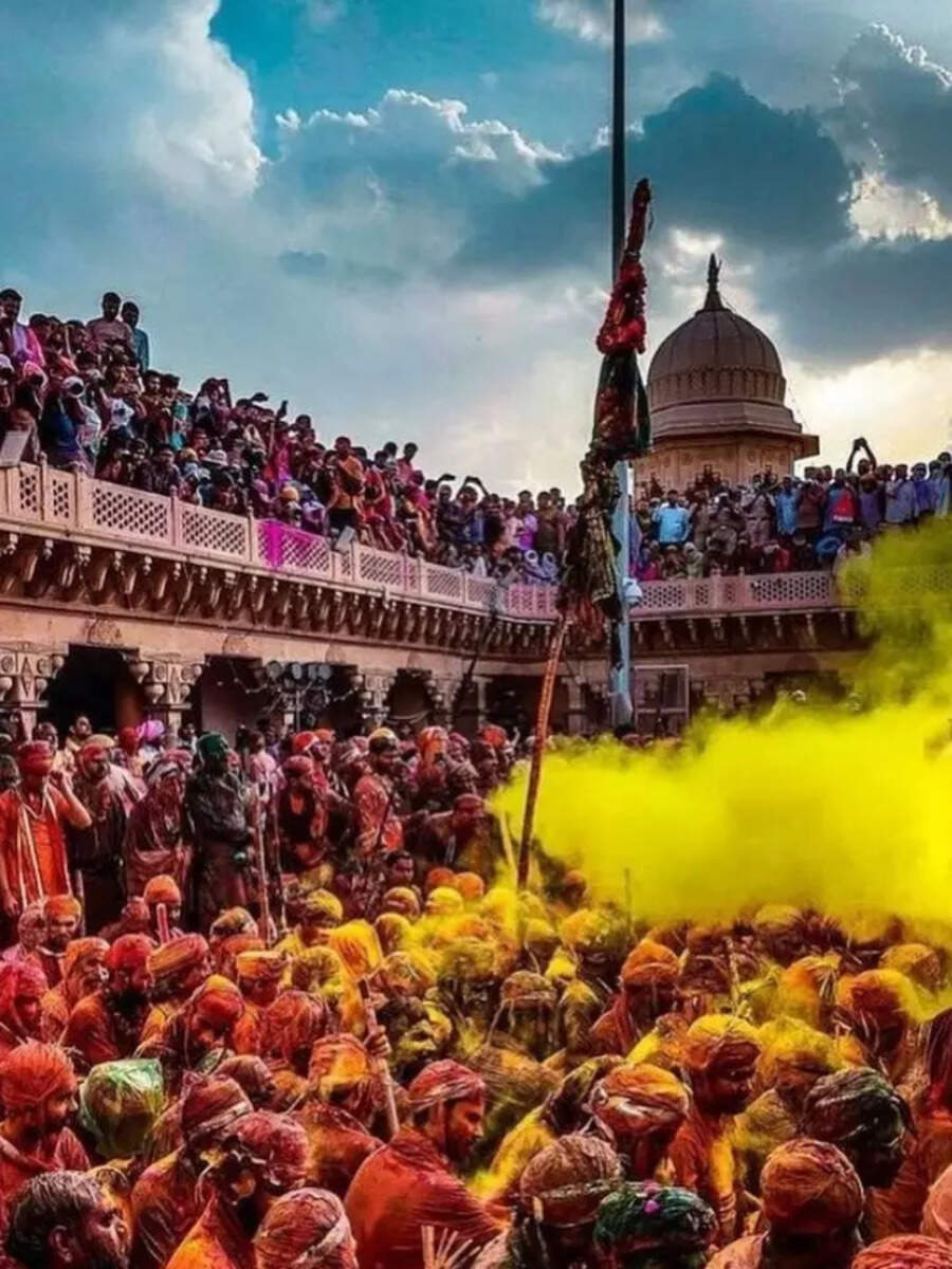 braj-ki-holi-holi-celebrations-2023-in-mathura-vrindavan-in-pics
