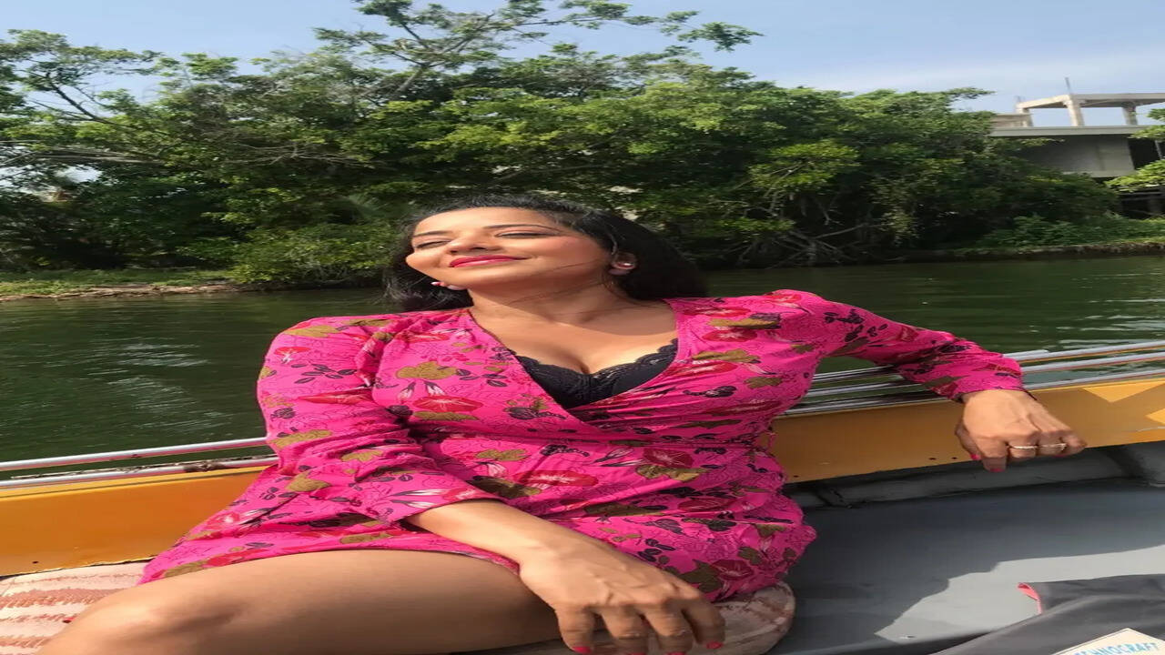 मोनालिसा की इन फोटोज से नहीं हटेंगी नजरें